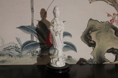 null Chine XXe siècle, Personnage en porcelaine, tenant un lotus. Hauteur 25cm.