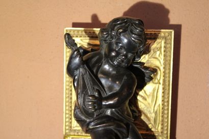 null Paire d'angelots musiciens en bronze patiné dans le goût du XVIIIe siècle. Hauteur...