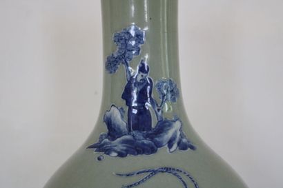null CHINE, Vase en porcelaine à fond céladon et à décor de personnages, XXe siècle....