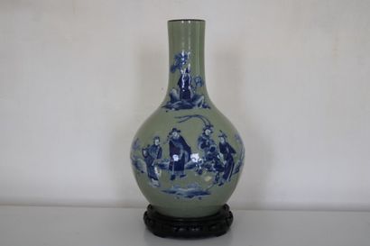 CHINE, Vase en porcelaine à fond céladon...