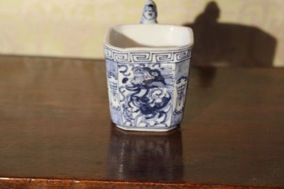 null Tasse en porcelaine de la Chine, à décor en camaïeu bleu fleuri, marque sous...