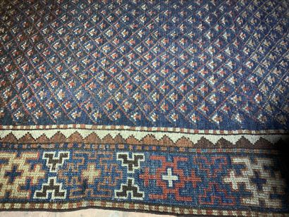 null Petit tapis en fil de laine, Caucase, XXe siècle, à fond bleu. Dimensions: 80...