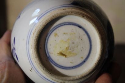 null Vase en porcelaine de la Chine, XXe siècle, à décor floral en camaïeu bleu,...