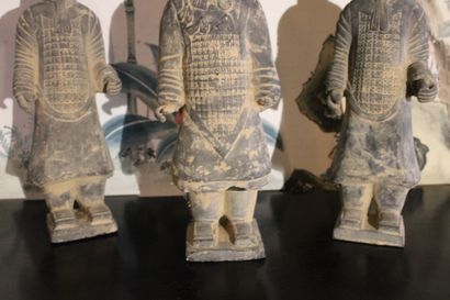 null Chine XXe siècle, trois guerriers en terre cuite vernissée. Hauteur 38 cm.
