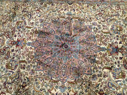 null Perse XXe siècle, tapis à fond crème à décor d'entrelacs. 205 x 297cm