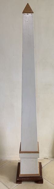 null Obélisque en bois peint, XXe siècle. Hauteur 151 cm.