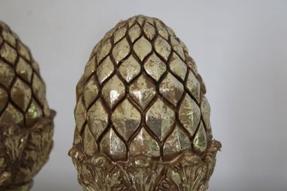 null Pair of carved and gilded wood pine cones, XXth century. Height 19.5 cm.