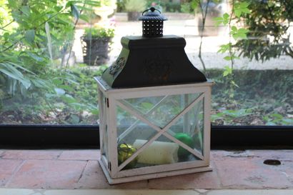 null Lantern in white lacquered wood, 20th century. Dimensions: 47 x 31 x 18 cm.