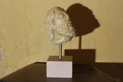 null Tête d'homme en pierre sculptée, dans le goût de l'antique. Hauteur 12 cm.