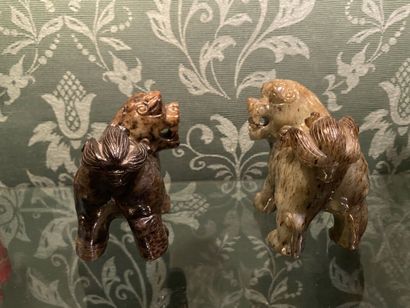 null CHINE, paire de lions de Fô en grès émaillé à fond gris, XXe siècle. Hauteur...
