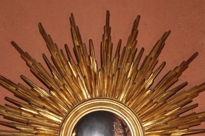 null Grand miroir sorcière en bois mouluré et doré rayonnant, XXe siècle. Diamètre...