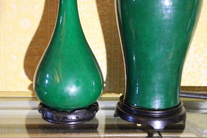 null CHINE, XXe siècle, deux vases à fond vert sur leur socle. Hauteur 37/28 cm.