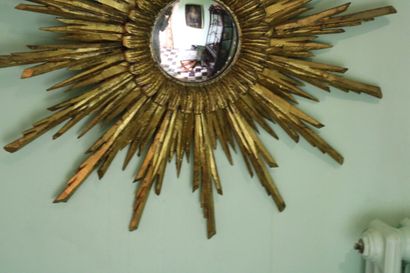 null Witch mirror in gilded wood, Louis XIV style, XXth century. Diameter 70 cm.