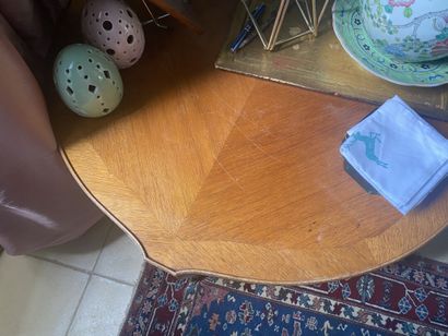 null Table basse en bois de placage de style Louis XV, XXe siècle, reposant sur des...