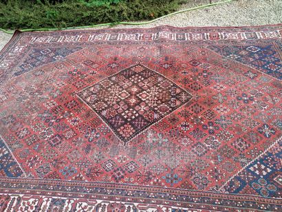 null Caucase XXe siècle, grand tapis a fond lie de vin. 240 x 360cm. Usures.