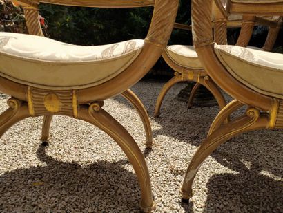 null Suite de 6 fauteuils en bois mouluré, sculpté et doré de style directoire reposant...