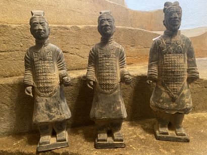 null Chine XXe siècle, trois guerriers en terre cuite vernissée. Hauteur 38 cm.