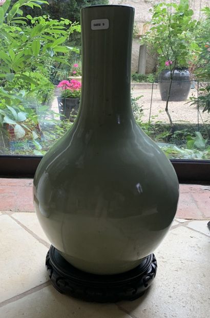 null CHINE, Vase en porcelaine à fond céladon et à décor de personnages, XXe siècle....