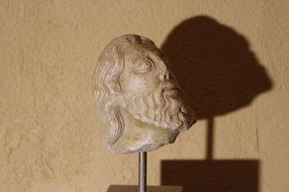 null Tête d'homme en pierre sculptée, dans le goût de l'antique. Hauteur 12 cm.