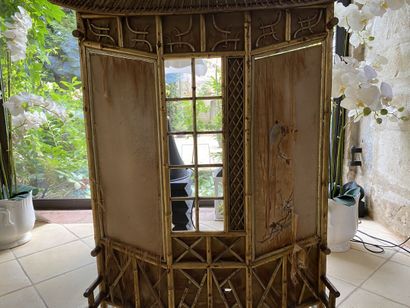 null CHINE, paravent en bois laqué à décor d'une pagode, XXe siècle. 127 x 78 cm....