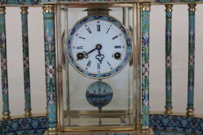 null RUSSIA, cloisonné enamel clock, decorated with a colonnade, 20th century. 52...