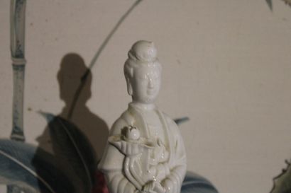 null Chine XXe siècle, Personnage en porcelaine, tenant un lotus. Hauteur 25cm.