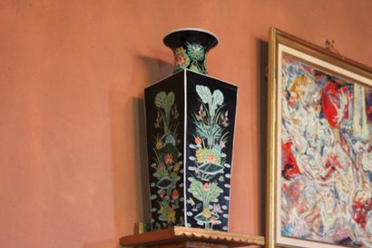 null Chine XXe siècle, paire de vases en porcelaine à quatre faces, à fond noir et...