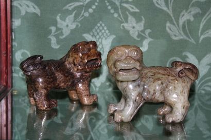 null CHINE, paire de lions de Fô en grès émaillé à fond gris, XXe siècle. Hauteur...