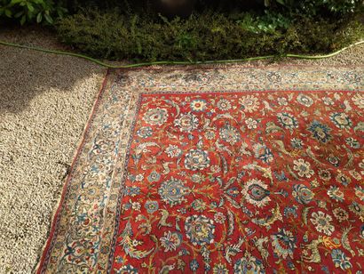 null Perse XXe siècle, grand tapis a fond rouge à décor d'animaux et fleurs. 246...