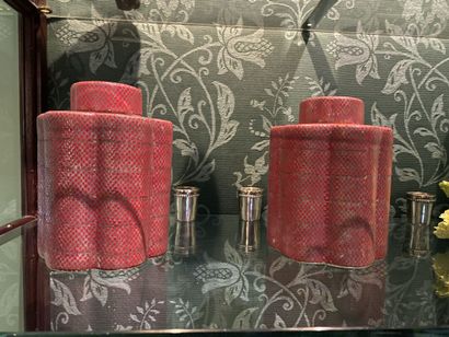null CHINE, paire de flacons en porcelaine à fond rouge, de forme polylobée, marque...