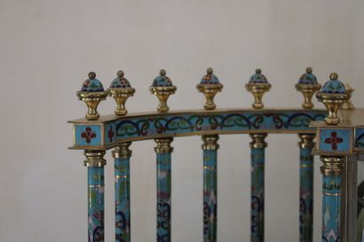 null RUSSIE, pendule en émaux cloisonnés, à décor d'une colonnade, XXe siècle. 52...