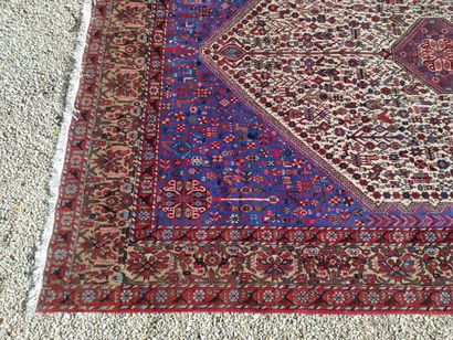 null Caucase XXe siècle, tapis à fond bleu. 207 x 310cm