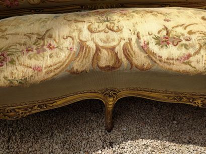 null Salon en bois mouluré sculpté et doré de style Louis XV. Comprenant un canapé,...