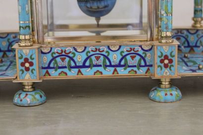 null RUSSIE, pendule en émaux cloisonnés, à décor d'une colonnade, XXe siècle. 52...