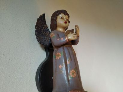 null Paire d'angelots musiciens en bois polychrome, travail mexicain du XXe siècle....
