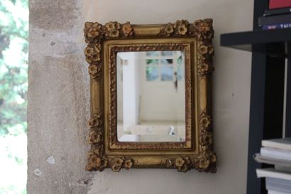 null Small mirror in wood and gilded stucco, in the taste of the 18th century. Dimensions:...