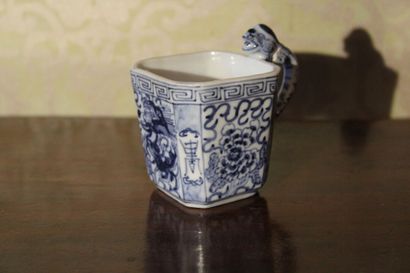 null Tasse en porcelaine de la Chine, à décor en camaïeu bleu fleuri, marque sous...