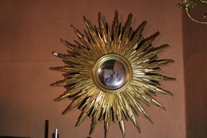 null Grand miroir sorcière en bois mouluré et doré rayonnant, XXe siècle. Diamètre...
