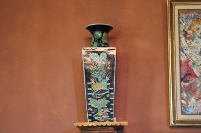 null Chine XXe siècle, paire de vases en porcelaine à quatre faces, à fond noir et...