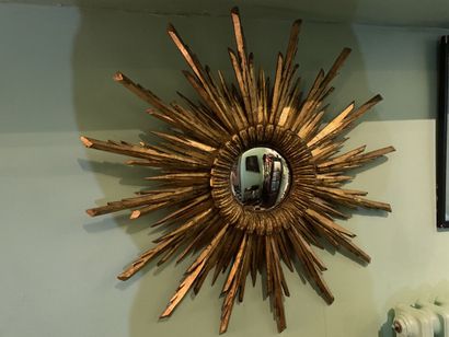 null Miroir sorcière en bois doré rayonnant de style Louis XIV, XXe siècle. Diamètre...