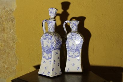 null GIEN, paire de flacons en faïence émaillée, XIXe siècle, à décor en camaïeu...