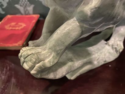 null CHINE, Chien de Fô en pierre dure, XXe siècle. Hauteur 21 cm.