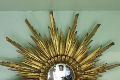 null Miroir sorcière en bois doré rayonnant de style Louis XIV, XXe siècle. Diamètre...