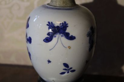 null Vase en porcelaine de la Chine, XXe siècle, à décor floral en camaïeu bleu,...