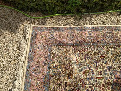null Perse XXe siècle, tapis à fond crème à décor d'entrelacs. 205 x 297cm