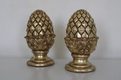 null Pair of carved and gilded wood pine cones, XXth century. Height 19.5 cm.