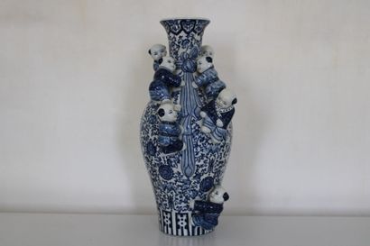 CHINE, Vase en porcelaine, à décor de personnages...