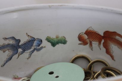 null CHINE, Trois jardinières, paire de plats et une boîte en porcelaine polychrome,...