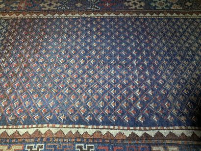 null Petit tapis en fil de laine, Caucase, XXe siècle, à fond bleu. Dimensions: 80...