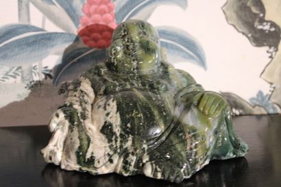 null Chine XXe siècle, personnage en pierre dure. 13 x 21 x 18 cm.